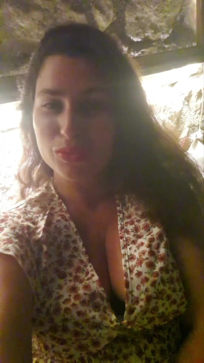 ExpressiaGirl: Söt tjej twerking sina stora bröst!