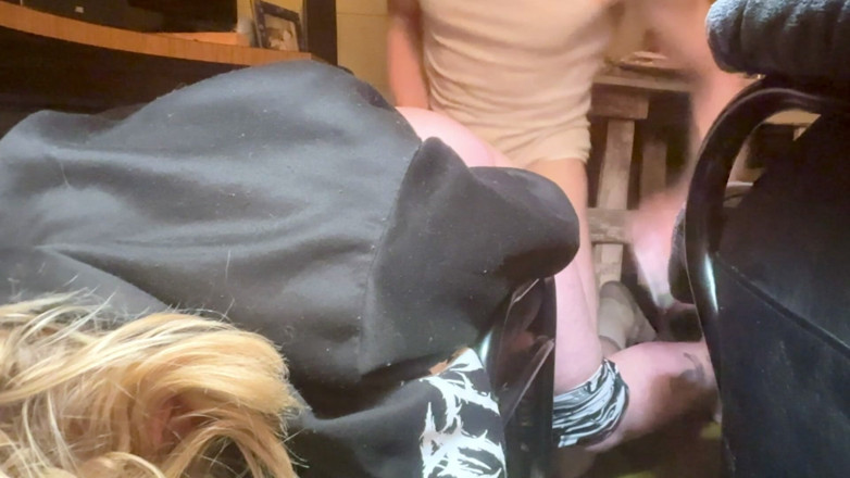 KITTYBOOBOOFUXX: Uită-te la cum sunt în subsol deasupra congelatorului