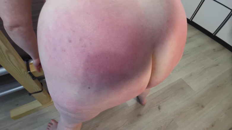 Bouncy Tits Action: Elle se fait fesser le vagin avec des seins attachés