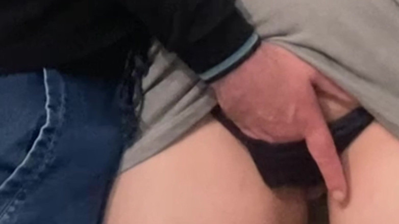 Niki studio: Memek berbulu di-fingering di kereta bawah tanah yang ramai