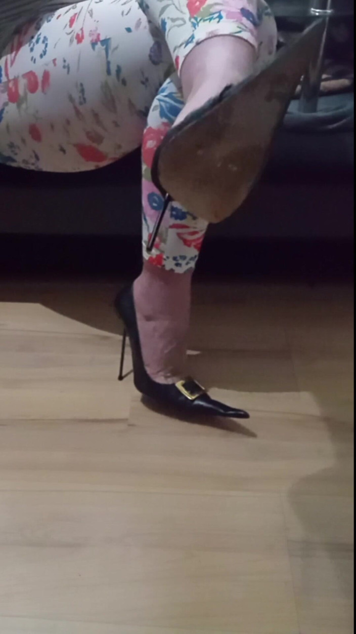 High Heels Kingdom: Travestiet bungelend xtreme hoge hakken door Rosa Shoes