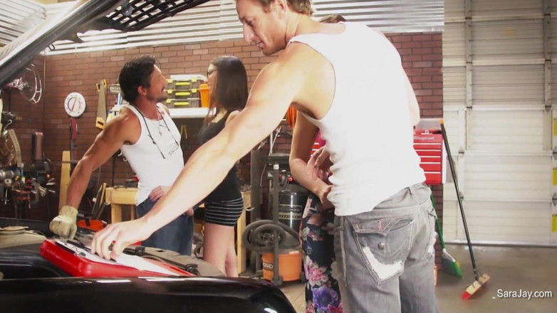 Sara Jay: Sara Jay interracial orgie i garaget
