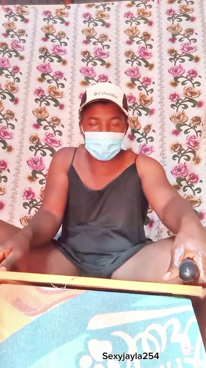 Sexyjayla254: Cewek seksi ini lagi asik ngentot dildo ukuran XL