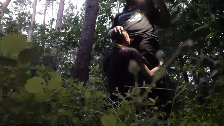 Lesbian-illusion: Fotto la mia sorellastra in bocca nel bosco così il...