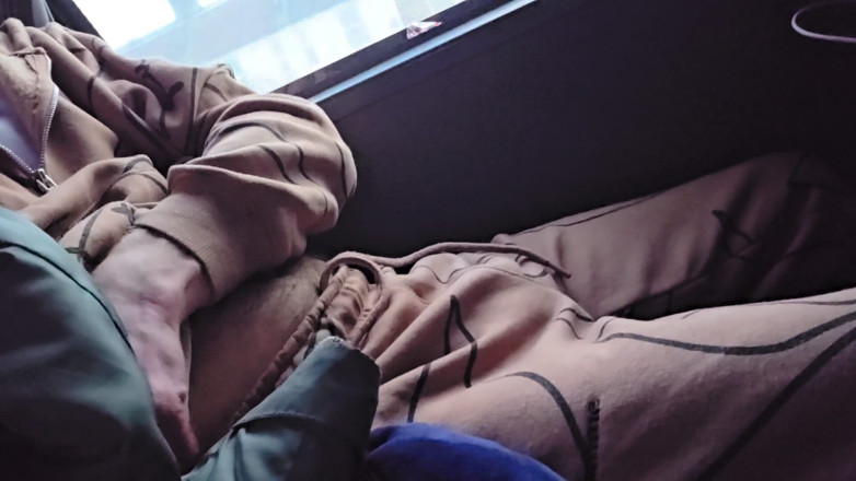 KrissKiss: Branlette risquée dans le bus