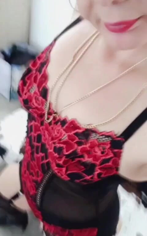 Sofy13: MILF z seksownymi pończochami i Lingerio włączoną - Short Video 2