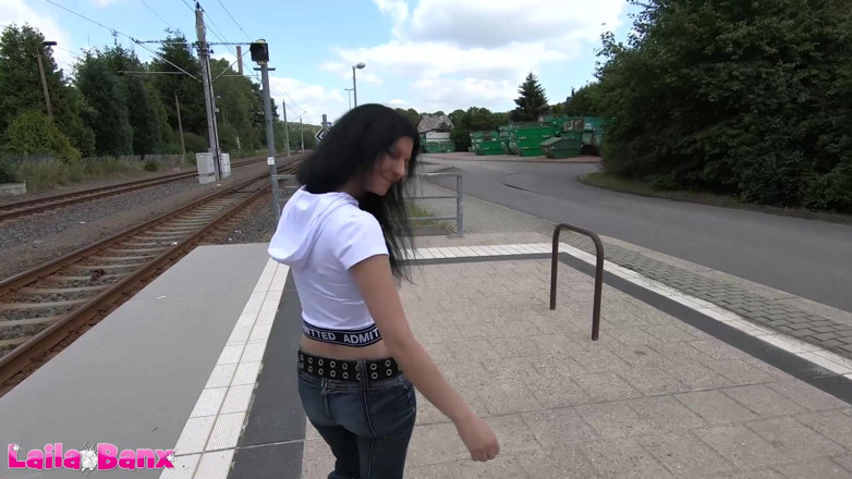 Laila Banx: Tranvía perdido! Desenfrenado atornillado al borde de la carretera