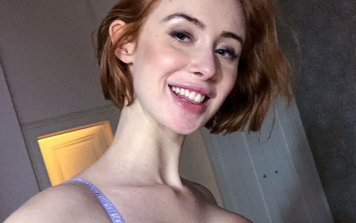 LustFeed: Lenina Crowne, uma ruiva pálida com peitos enormes faz uma...