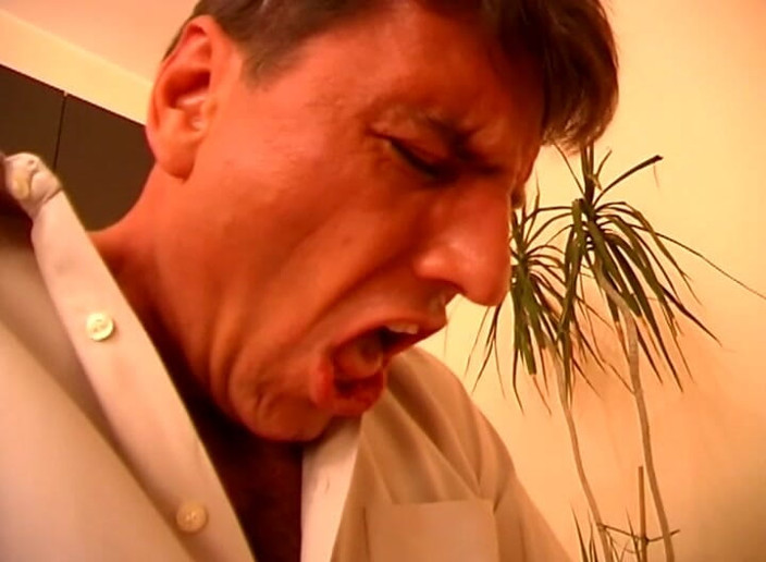 Male Dom - Spanking - BDSM: Secretara blondă sexy este futută tare în birou