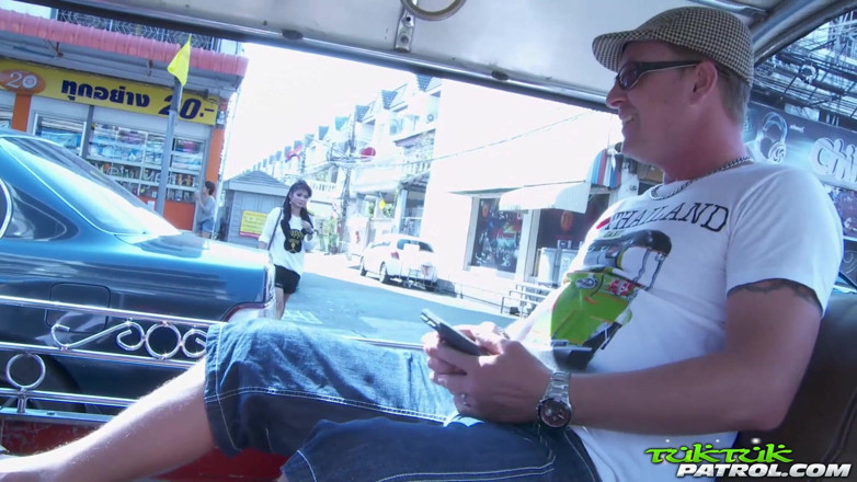 Trike Patrol - Tuk Tuk Patrol: Cette Asiatique a aimé toute l'attention sexuelle