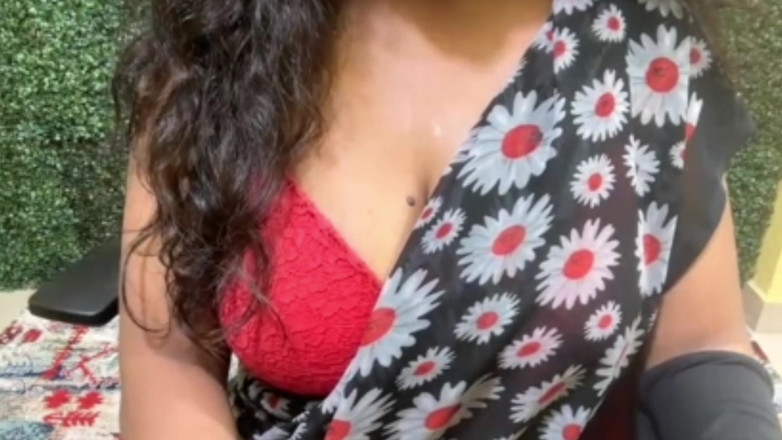 Surbhi453: Indická vysokoškolačka miluje se svým spolužákem po hodině v pokoji...