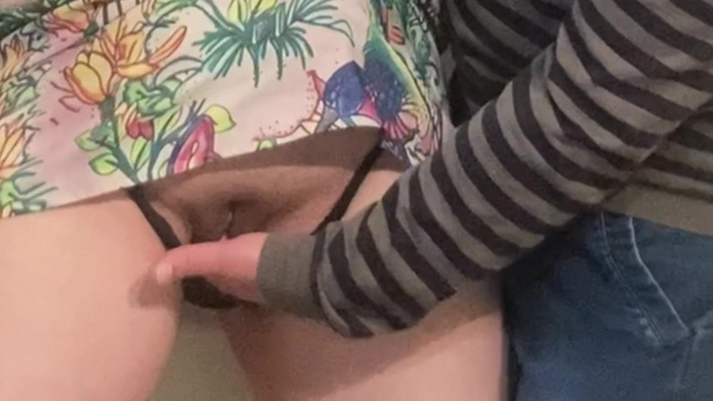 PriyaNaavya: Drobná kundička Pod šaty Perv v metru