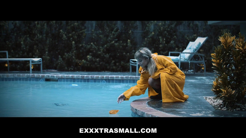 Exxxtra Small: Elle veut ses petits seins