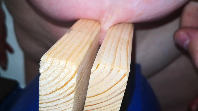Bouncy Tits Action: Mengenede meme ucu sıkıyor