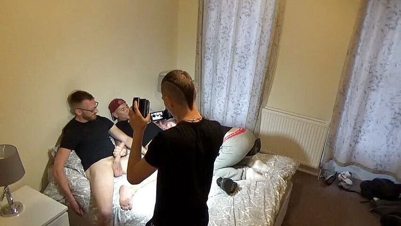 Gaybareback: Kamera internetowa, trójkąt seks na oklep