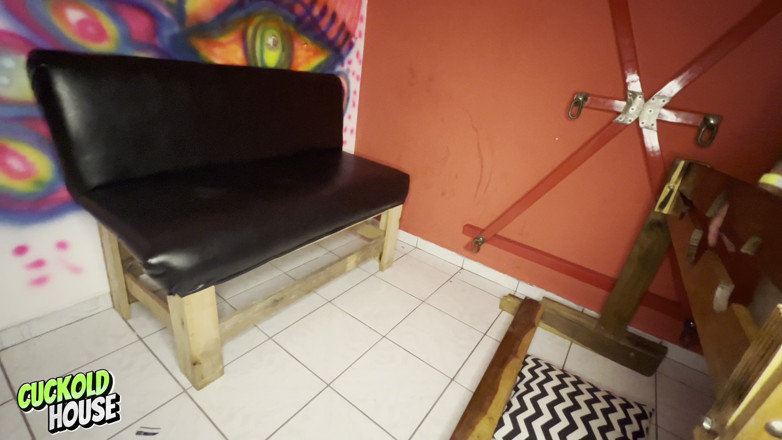 CuckoldHouse: Zlobivá nevěsta při sexu se dvěma muži v BDSM místnosti
