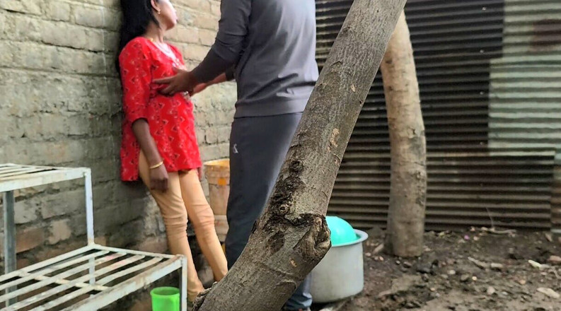 Premi pooja: 印度德西哥在森林里做爱 - 性感人妻坐在家，她的男友在她家后面操了屁股。