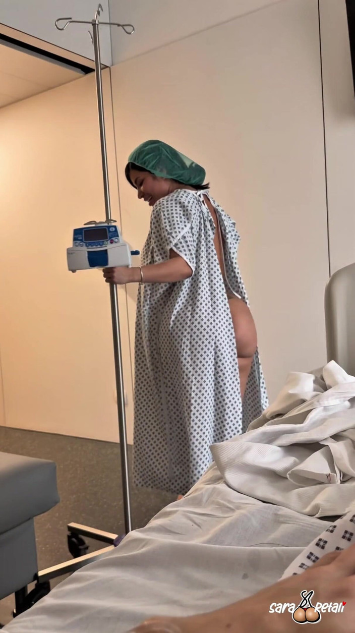 SARA RETALI: Sara Retali scopa un residente dell'ospedale (Chris Diamond)