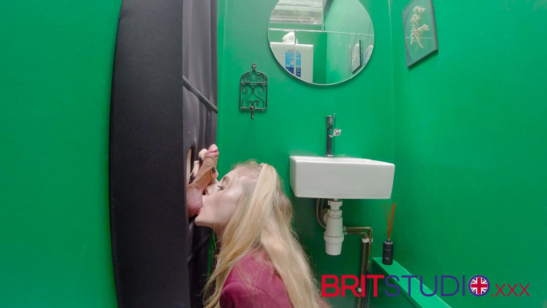 Brit Studio: 글로리홀: 자지를 빨아주는 18살 여대생