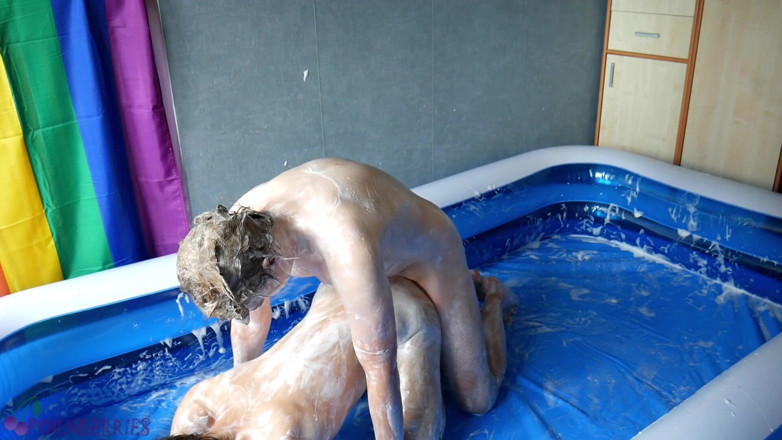 Ethan Alex: Foam wrestling e sesso anale senza preservativo in piscina!