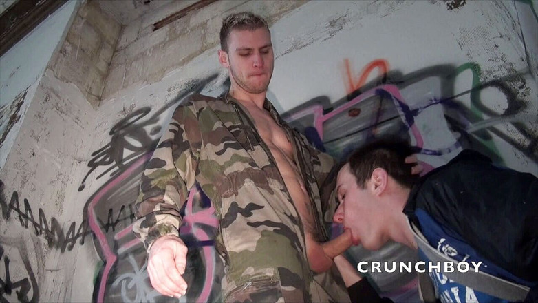 Crunch Boy: Geamăn francez futut de un militer blond heterosexual