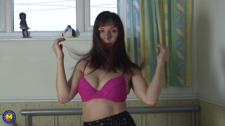 Mature Solo NL: Rijpe brunette geniet ervan om haar natte vagina te wrijven...