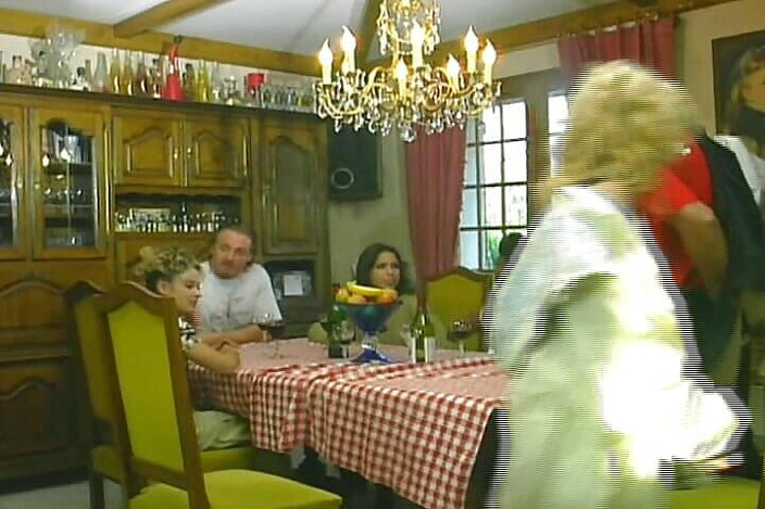 Enjoy German porn: Un groupe de nanas sexy d’Allemagne passent un moment dément...