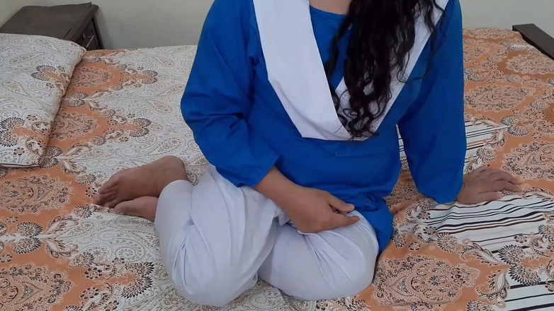 QueenbeautyQB: インド人の義理の妹が大学の制服でセックスを楽しむ