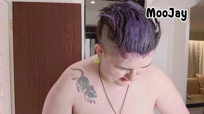 Moo Jay: Dying My Hair e Yappin' with My Tits Out Cozy...