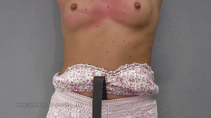 Spanking Server: Cora tatuada látigo de pecho