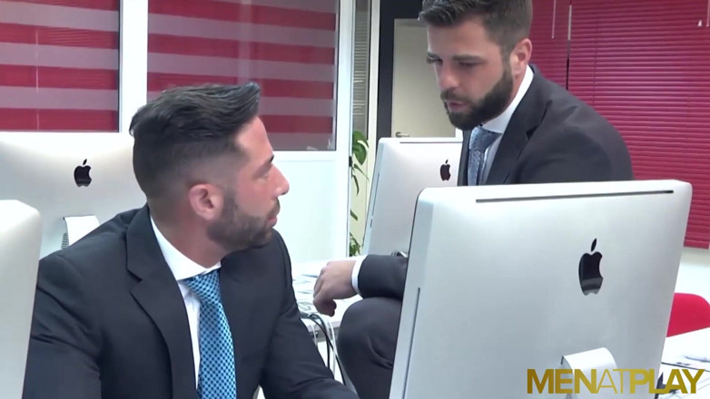 Menat Play: MENATPLAY - Hunky Latino Hector De Silva fode Sebastian Reiss