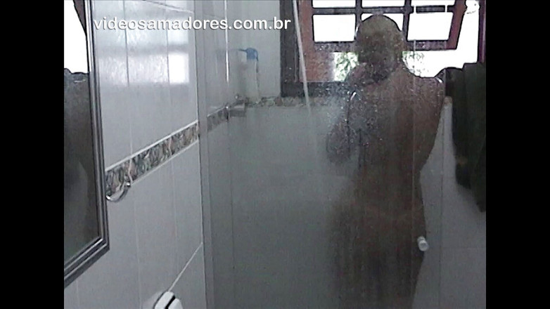 Amateurs videos: Loira com belas curvas naturais tomando banho