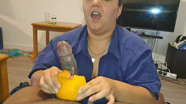 Real homemade BBW BBC porn: Wildenglishbbw बड़े काले लंड वाले nata4sex की अंगूर के साथ हाथों से चुदाई दे रही है