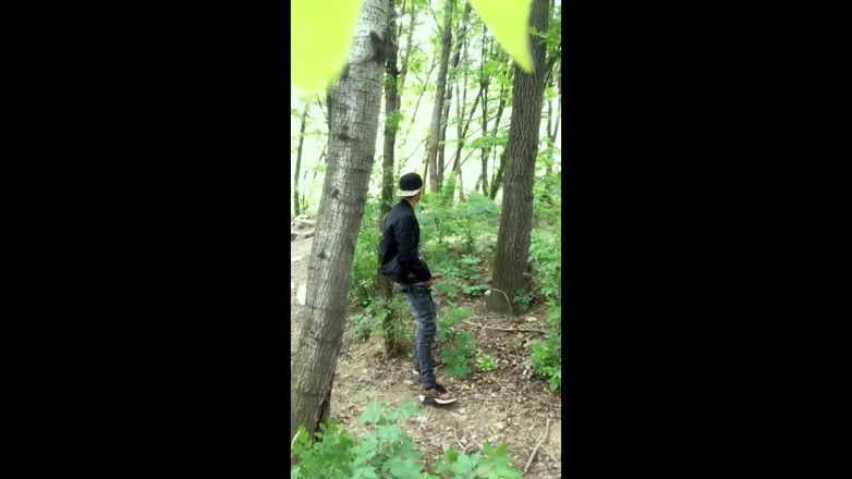 Idmir Sugary: Böser junge wichst, während er zigarette in einem wald raucht -...