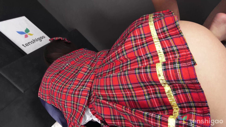 Tenshigao: Yotuba Kawai zieht ihr Idol-outfit an und bekommt ihre muschi...