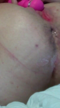 Une mamie sexy de 60 ans joue avec sa chatte en gros plan