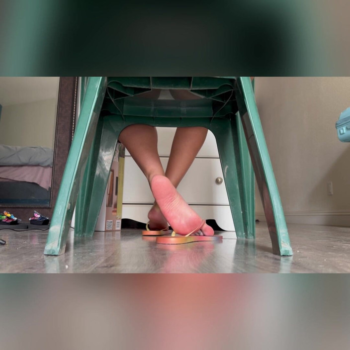 Tan feets: Latina tanfeets debajo de la silla con chanclas se burlan...