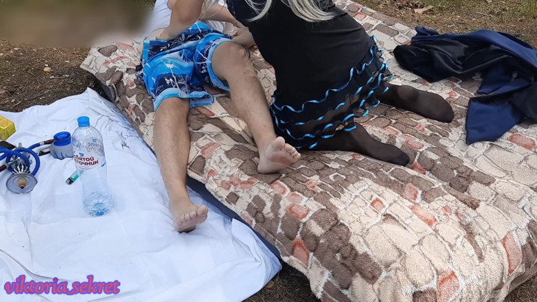 Viktoria_sekret: Schoonheid in een sexy jurk en kousen neukt in het...