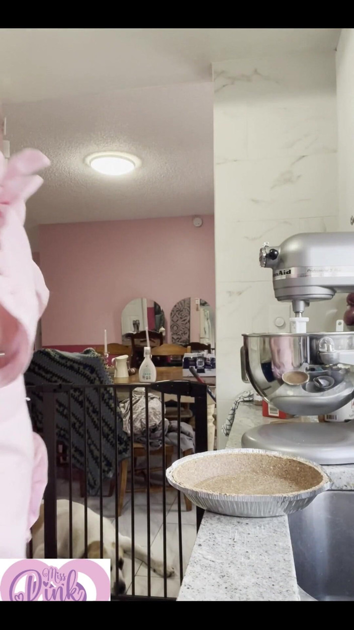 Miss Pink Plush: Bella donna in cucina