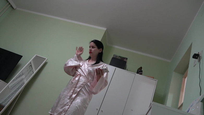 Anna Sky: Горячий минет от великаншки Анны и унижение крошечной гостьи