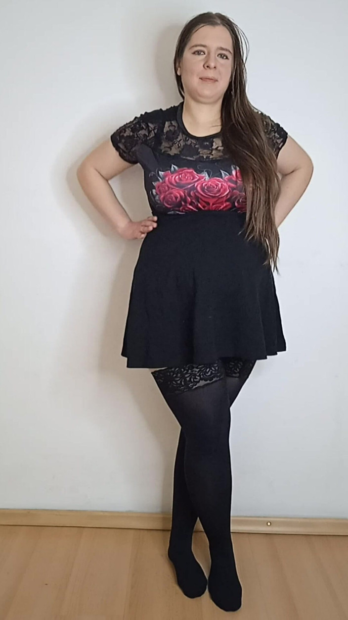 Lena Rose: Приміряє чорні панчохи та коротку спідницю