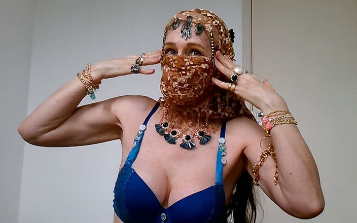 Brazilian_Miss: Brasilianische fräulein als arabische bauchtänzerin tanzt und kommt