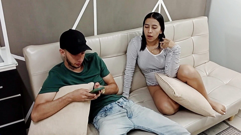 Vayolet: Kakak tiri terangsang pacar saya merayu saya untuk meniduri vaginanya -...