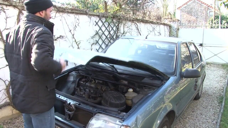 Nude in France: Un pervers excitat se masturbează cu o femeie mai în vârstă...