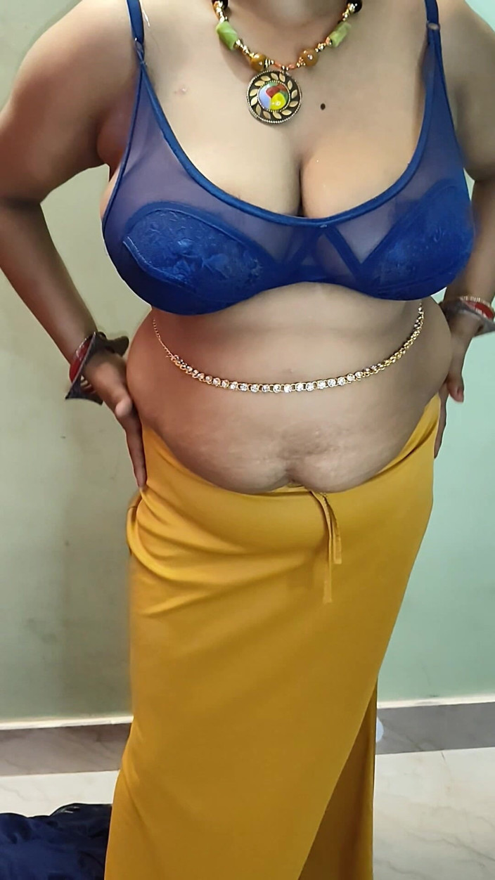 Kavita suman: Cô vợ bbw mập mạp Ấn Độ saree show và nói chuyện...