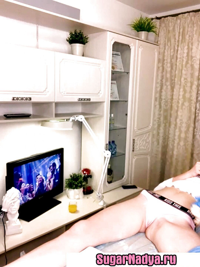 SugarNadya: 섹시하고 섹시한 엉덩이로 고객을 위해 다리를 왁싱하는 SugarNadya