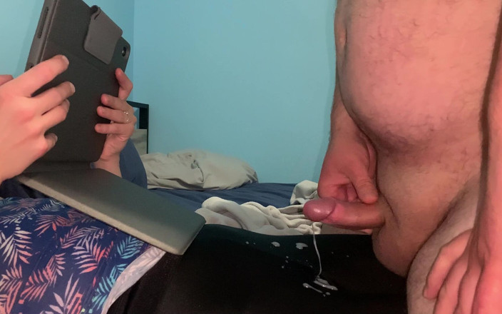 Angel Sky69: Я дрочу и кончаю на черные леггинсы моей подруги