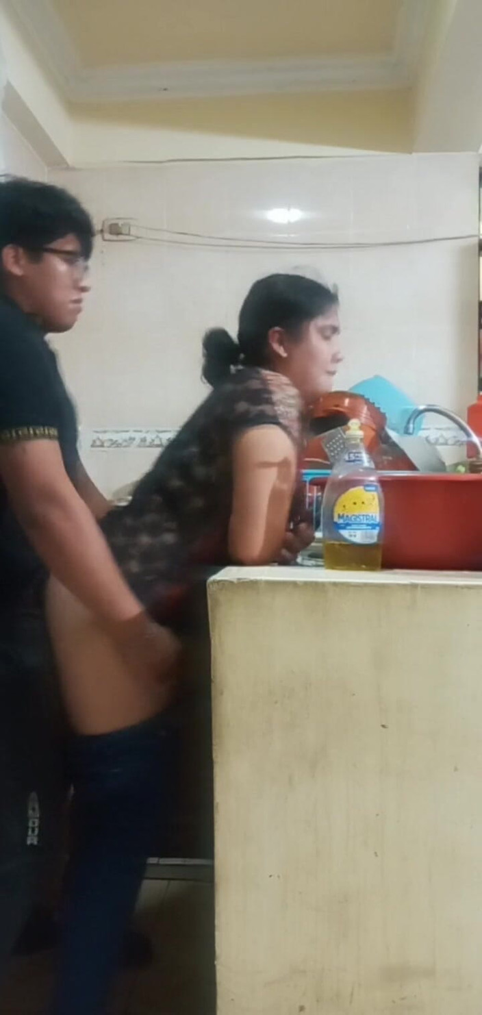 E-Alfa: Empregada fodida quando ela lava os pratos