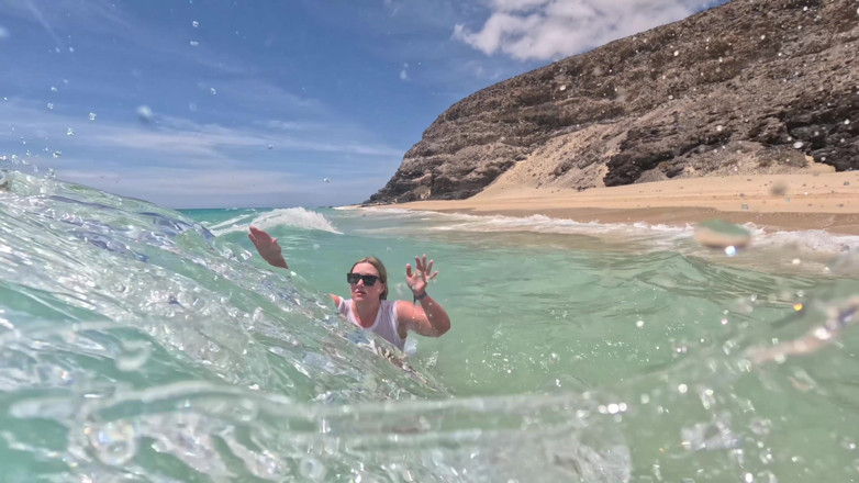 Emma Voyeur: Menina Molhando Jeans No Oceano E Nadando Em Camiseta Branca...