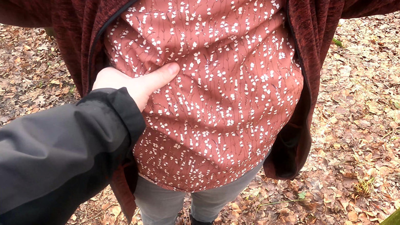 Bouncy Tits Action: Torse nu dans la forêt